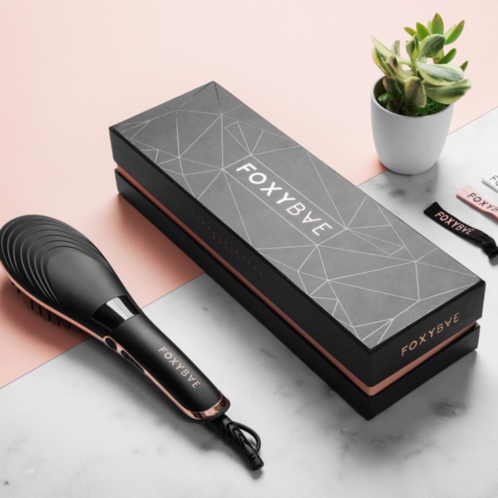 Foxybae brush straightener!!